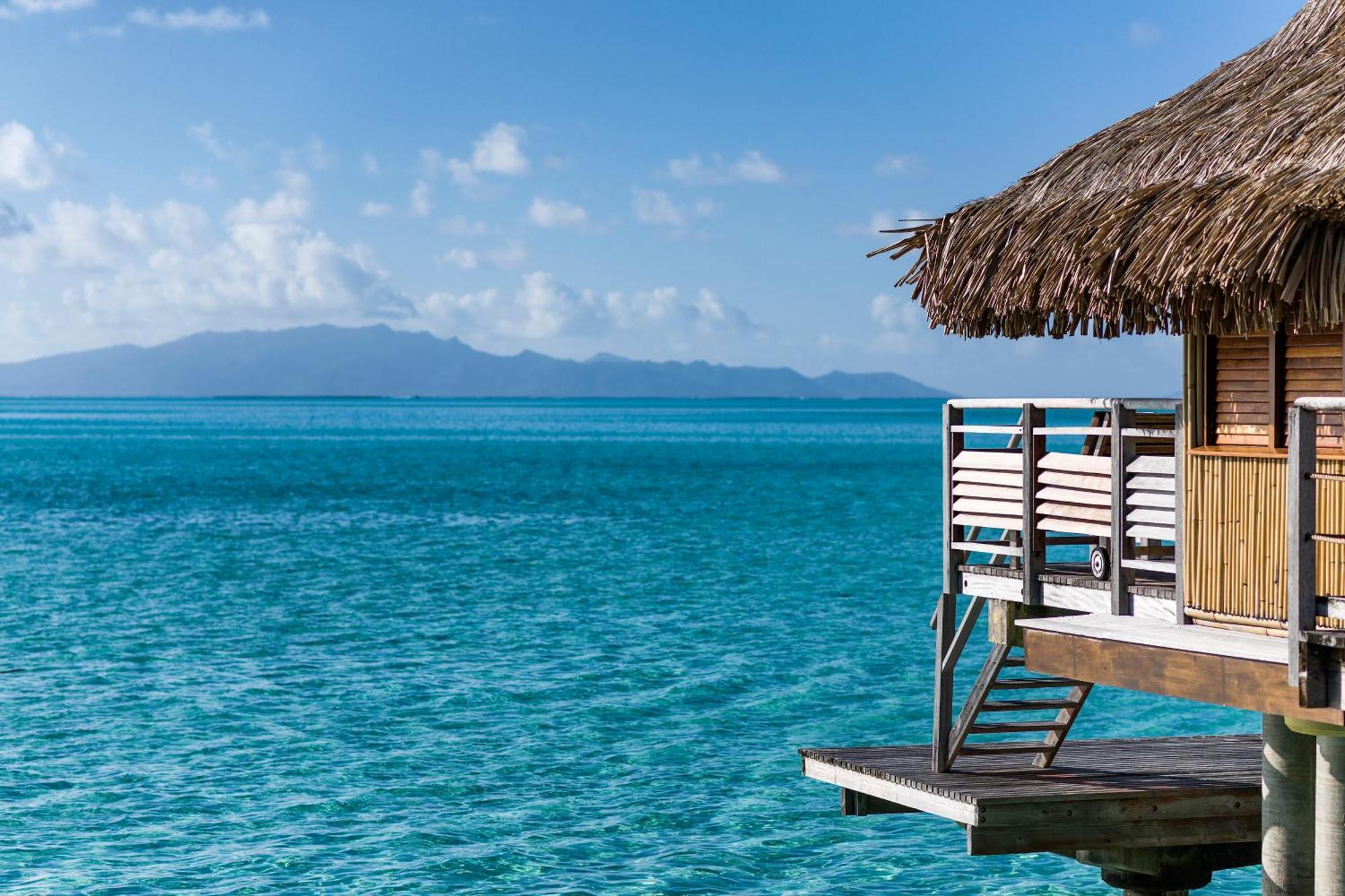 Bungalow sull'Acqua con Letto King-Size e Vista Montagna